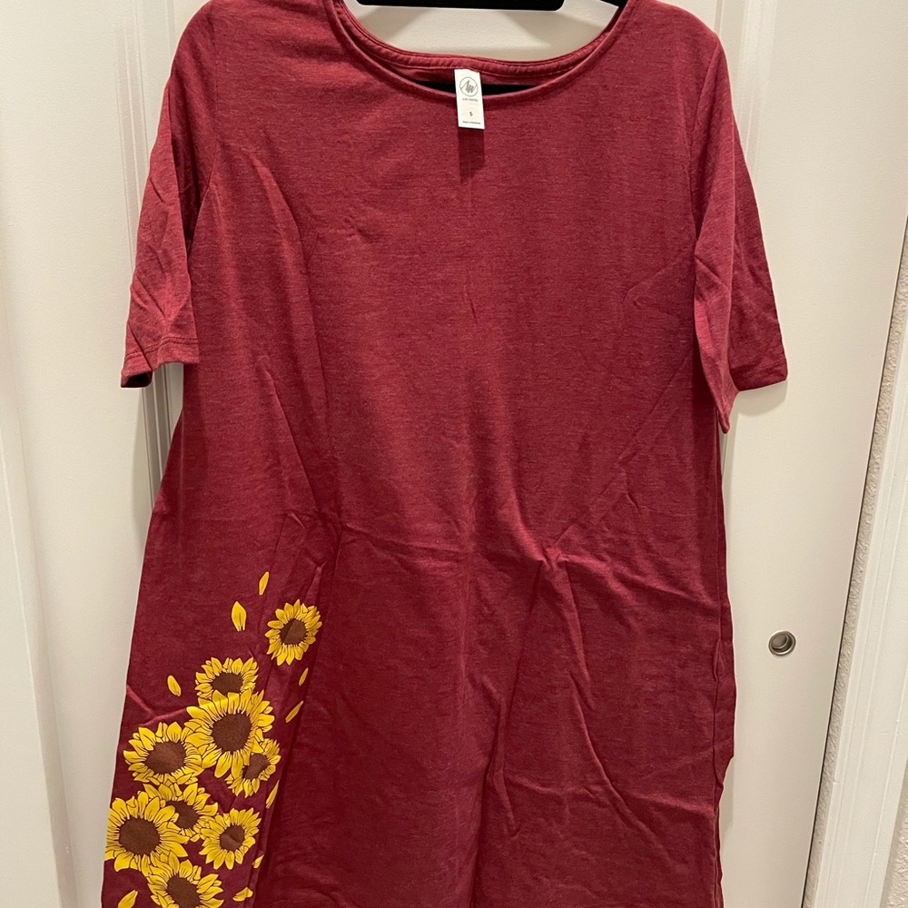 NWT, SS Heathered Maroon sundress w/sunflowers S